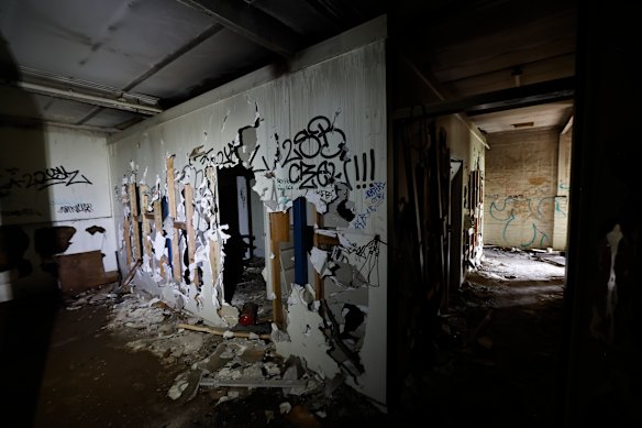 Het afgeworpen interieur van de voormalige All Saints Church.