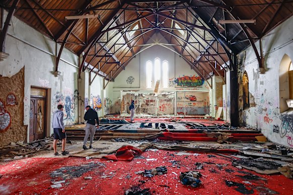 Het interieur van de voormalige Anglicaanse kerk is zwaar vernield.