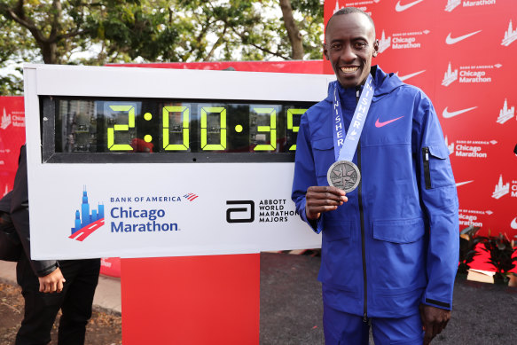Kelvin Kiptum na het verbreken van het Marathon World Record.
