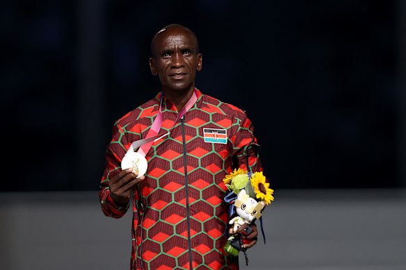 Eliud Kipchoge poseert met zijn gouden medaille op de Olympische Spelen in Tokyo.