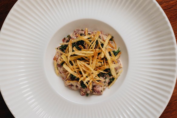 Beef Tartaar met Tabasco Mayonaise en gefrituurde kappertjes en chips.