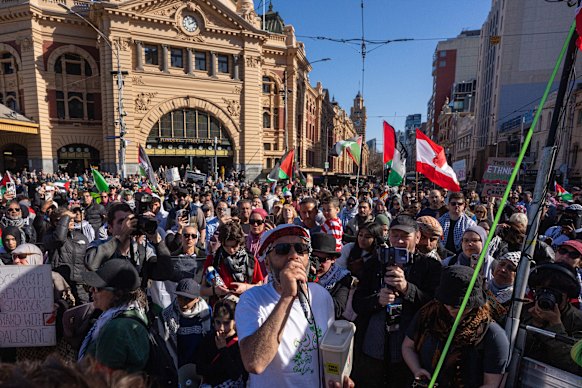 Pro-Palestijnse demonstranten marcheren zondag voorbij Flinders Street Station.
