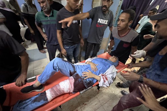 Brancards haastten zich langs bezoekers op zoek naar geliefden.