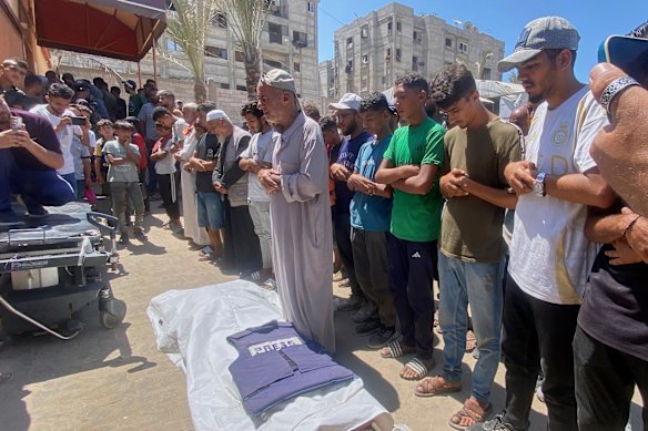 Dagga's vader Riyad, centrum en andere familieleden en vrienden bidden maandag over haar lichaam tijdens haar begrafenis in Gaza.