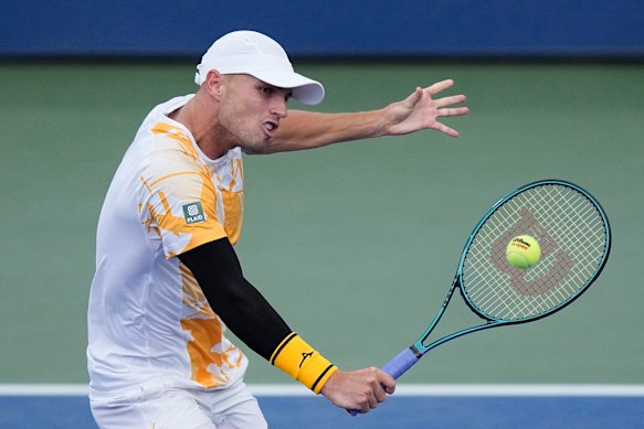 Chris O'Connell worstelt om gelijke tred te houden met Alex de Minaur.