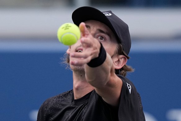Alex de Minaur dient aan Christopher O'Connell.