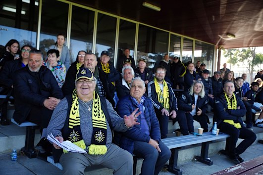 Heidelberg United -fans ondersteunen hun team in een NPL -wedstrijd in Port Melbourne.