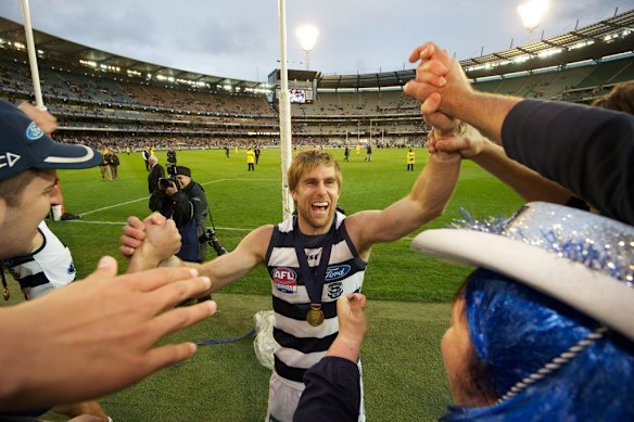 Tom Lonergan en Geelong -fans vieren het winnen van de AFL Grand Final 2011 over Collingwood.