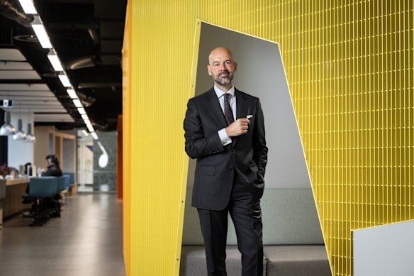 Dean van UNSW Business School Frederik Anseeel zegt dat banken afgestudeerden willen die zich in een kamer kunnen houden.