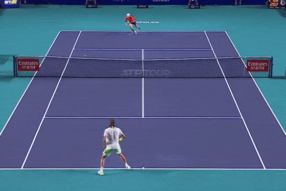 Alex de Minaur viert zijn eerste overwinning op Stefanos Tsitsipas, in 2024.