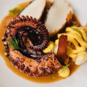 Vis, octopus en garnalen Confit met venkel, garnalen bisque en rouille.