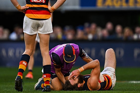 Riley Thilthorpe van pijn op het turf.