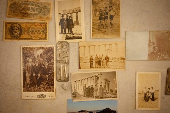 Familiefoto's zitten vast aan de betonnen muren bij Homer, Cronulla.