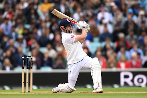 Maximaal ... Gus Atkinson raakt een zes.