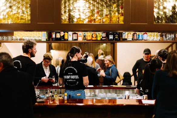 In het onlangs gerenoveerde Yackandandah Hotel.