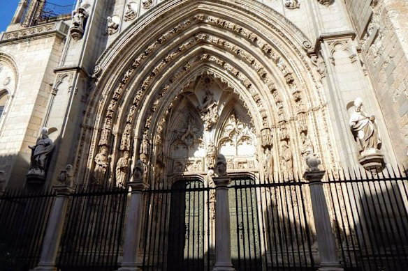 De kathedraal van Toledo lijkt te behoren tot een wereld die is verstreken.