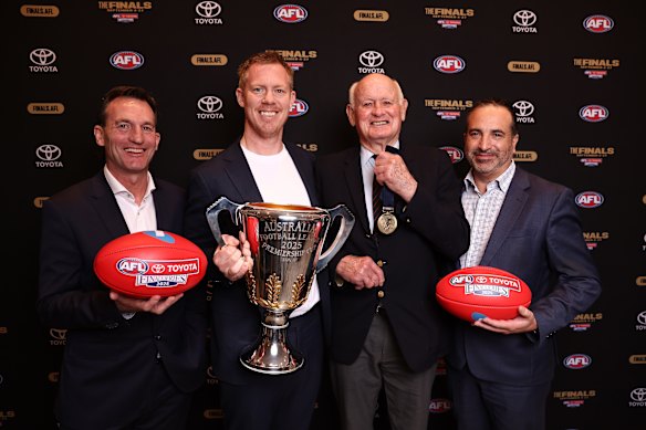 AFL CEO Andrew Dillon, voormalig Tiger Jack Riewoldt, voormalig bommenwerper Ken Fraser en Toyota's Anthony Nobile.