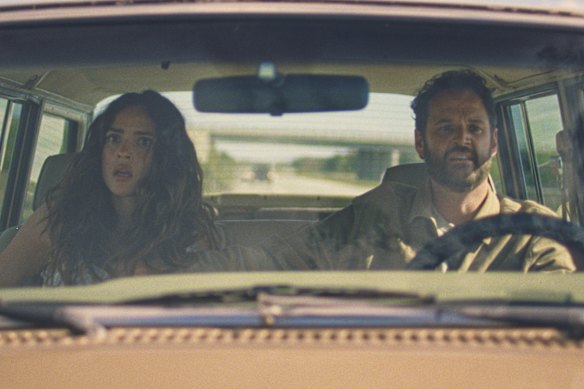 In Splitsville spelen Adria Arjona en Kyle Marvin een paar wiens relatie een beurt neemt als ze getuige zijn van een fatale crash.