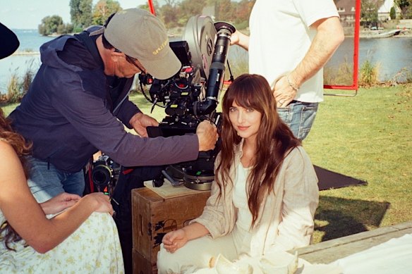 Johnson tussen de set van Splitsville.