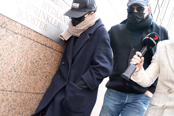 Shaymaa oun Ghazi Zuhaira verlaat het Melbourne Magistrates 'Court met haar man.