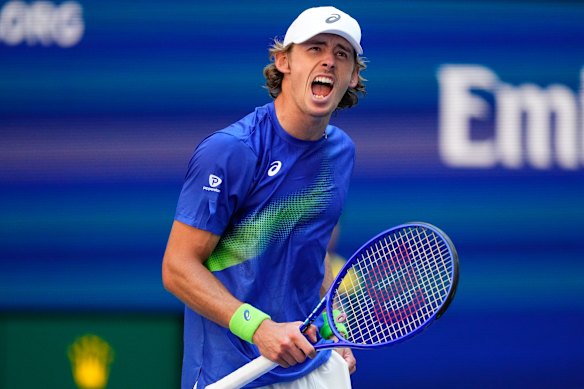 De Minaur probeerde zich over de lijn aan te dringen, maar verloor uiteindelijk een strakke vierzetter.