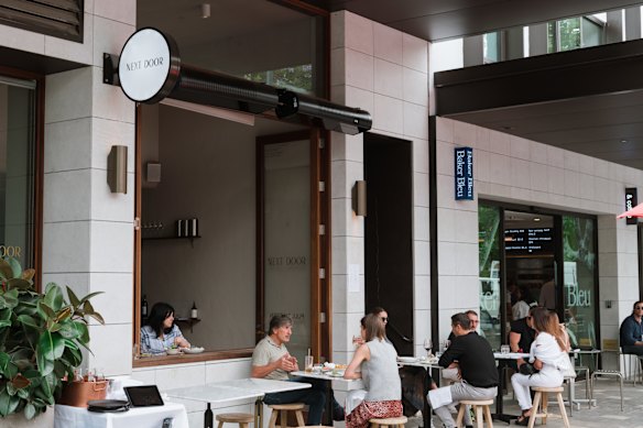 Naast de deur grenst aan zowel Margaret als Baker Bleu.