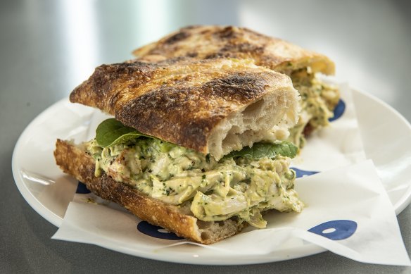 Baker Bleu's gepocheerde kip en groene godin sandwich.