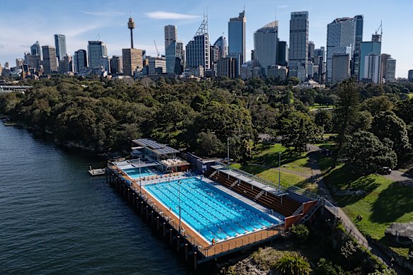 Uitzicht op het onlangs gerenoveerde Andrew (Boy) Charlton Pool.