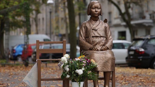 Ari, een monument in Berlijn voor het comfort dat vrouwen door Japanse strijdkrachten vóór en tijdens de Tweede Wereldoorlog tot prostitutie gedwongen. De Japanse regering heeft herhaaldelijk gevraagd om het monument te verwijderen.