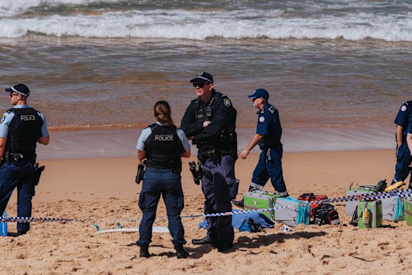 De politie ter plaatse, waar twee stukken surfplank werden genomen voor verder onderzoek.