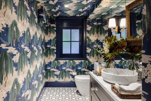 Deze badkamer speelt muziek voor gasten.