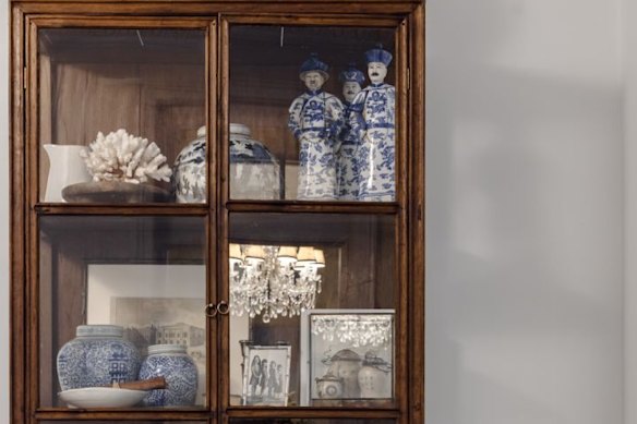 Het huis is gevuld met huishoudelijke artikelen en inrichting verzameld door de jaren heen en de tijd van het gezin dat in het buitenland woont.