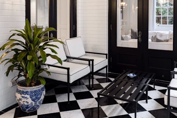 De zwart -witte tegels zijn een favoriet van moeras en herinneren haar aan het tijdperk van het huis van het huis.