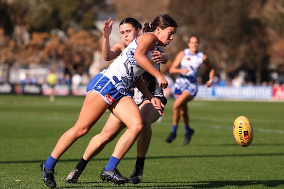 Noord -verdediger Libby Birch concurreert om de bal.