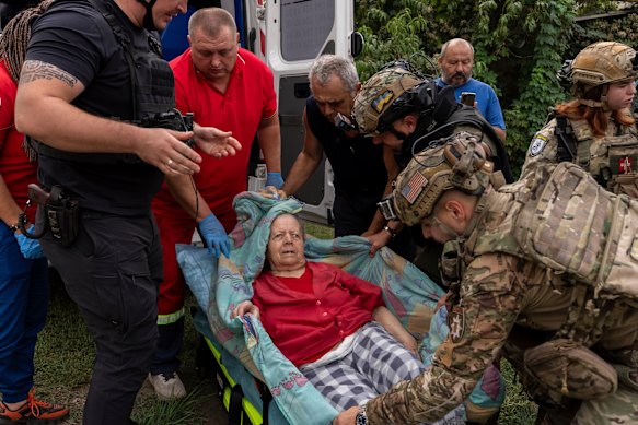 Politie en dokters evacueren Olha Trush, 86, uit Yarova, een dorp getroffen door een Russische luchtaanval die tientallen burgers doodde, in Sloviansk, de regio Donetsk, dinsdag.