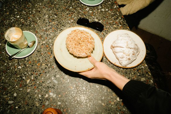 Het Mary Street -team ziet er wijd en zijd uit voor inspiratie voor hun beroemde donuts.