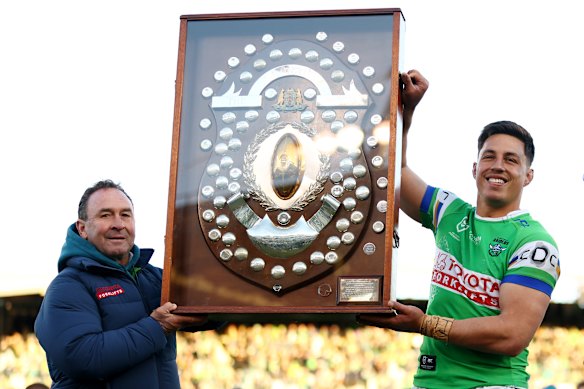 Raiders -coach Ricky Stuart en kapitein Joseph Tapine poseren met het JJ Giltinan Shield na het winnen van het kleine premierschap.