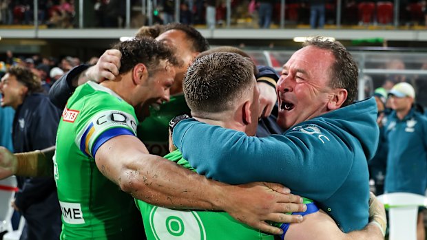 De Raiders vieren hun verbluffende overwinning op Penrith in Mudgee op weg naar het kleine premierschap.