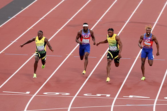 Schuine Sevilla (uiterst links) overschrijdt de finishlijn op de eerste plaats om het goud te nemen.