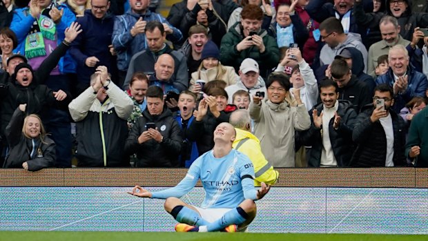 Haaland viert na het scoren van zijn elfde doelpunt van het seizoen voor club en land.