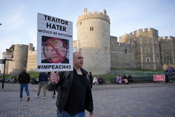 Een demonstrant bevat een bord voor Windsor Castle.
