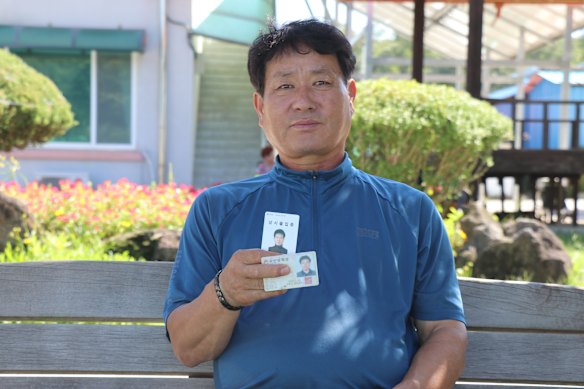 Yugok-ri dorpshoofd Han Ho-Hyeon, 64, toont aan dat bewoners moeten gebruiken om door een militair controlepunt te komen en het dorp binnen te gaan.