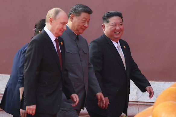 De Russische president Vladimir Poetin, de Chinese president Xi Jinping en de Noord-Koreaanse leider Kim Jong-un wonen de militaire parade van China bij in Beijing op 3 september.