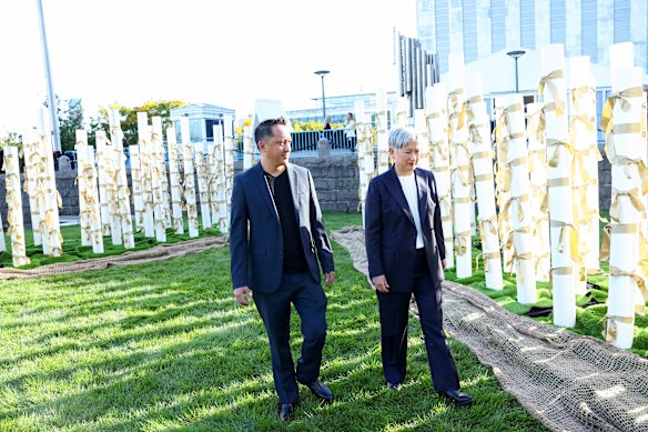 Minister van Buitenlandse Zaken Penny Wong met Mal Frankcom, wiens zus, Zomi Frankcom, werd gedood door de IDF in Gaza.