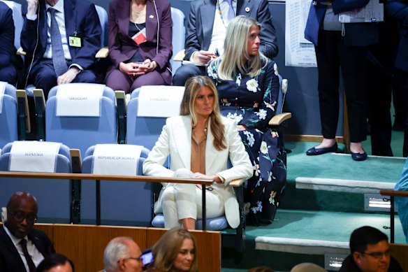 First Lady Melania Trump kijkt toe terwijl haar man de VN aanspreekt.