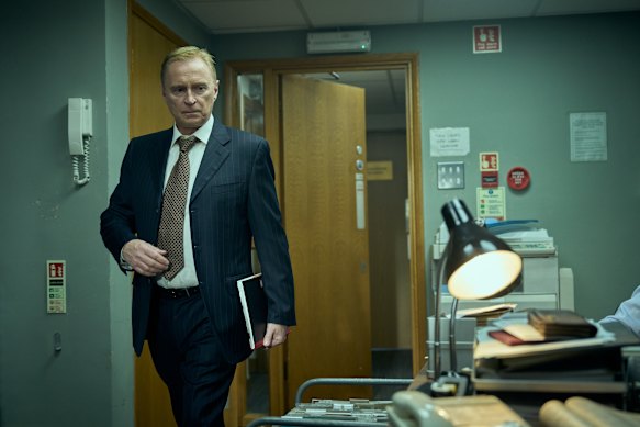 Carlyle speelt de rechercheur die de onopgeloste moord op particuliere onderzoeker Daniel Morgan heeft onderzocht.