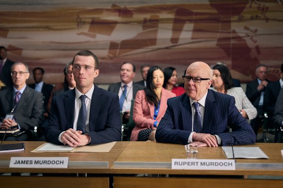 Jordan Renzo als James Murdoch en Steve Pemberton als Rupert Murdoch, die het nieuws van de wereld bezat.