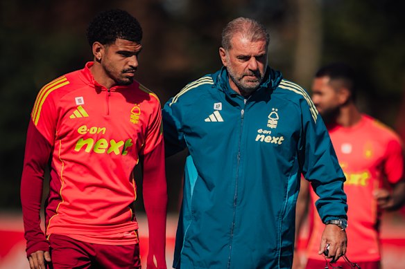 Ange Postecoglou met Morgan Gibbs-White.