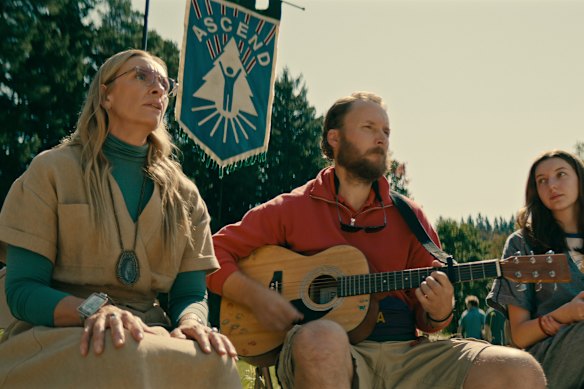 Toni Collette als Evelyn Wade en Joshua sluiten als eend in eigenzinnig.