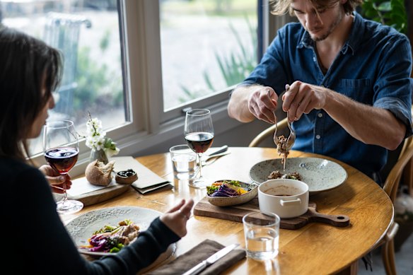 Diners in het Zin House.